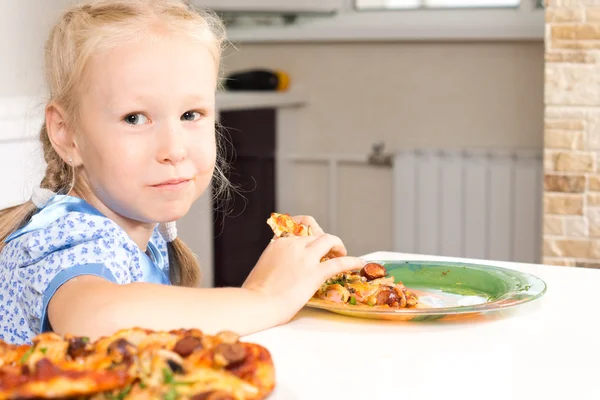 Cute little girl enjoying a homemade pizza — Stock Photo, Image