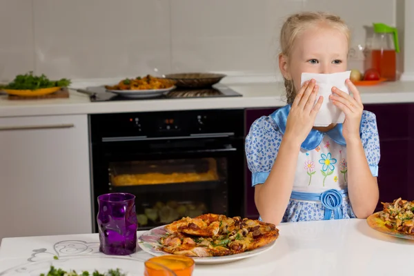 Little blond girl eating a large plate of pizza — Stock Photo, Image