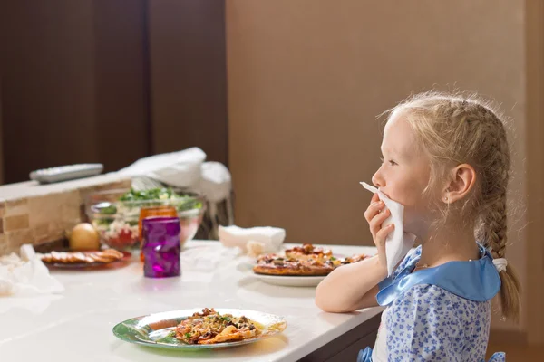 Höfliches kleines Mädchen isst hausgemachte Pizza — Stockfoto
