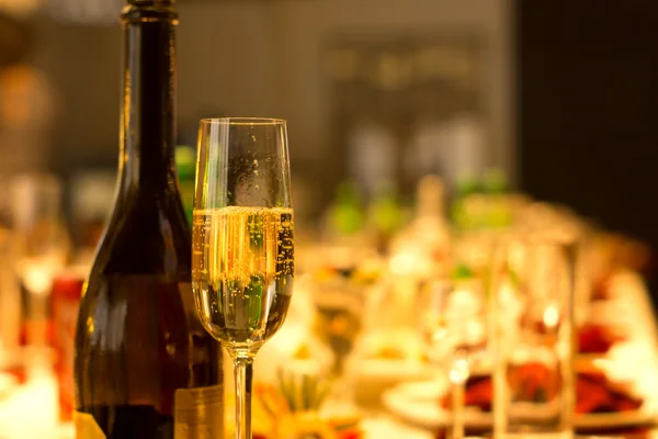 Fluit van gekoeld sprankelende champagne — Stockfoto