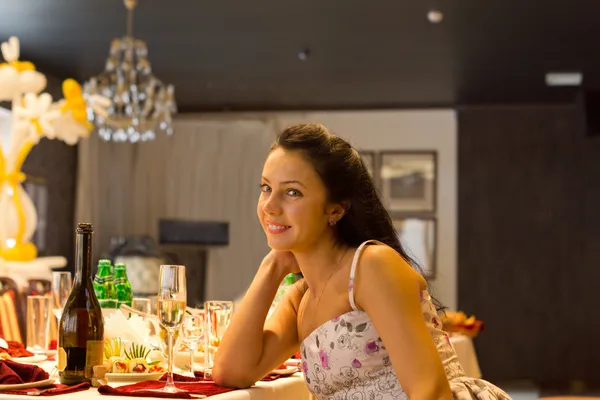Piękna kobieta siedzi sam przy stole formalne — Zdjęcie stockowe