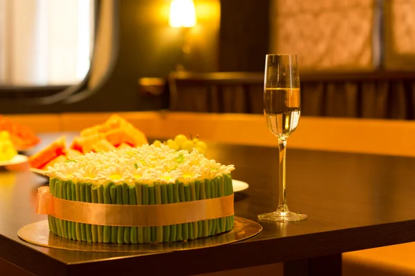 Торт с зеленым и золотым декором с шампанским — стоковое фото