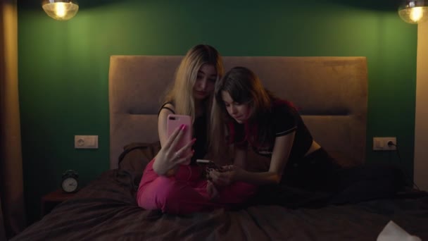 Δύο Νεαρές Έφηβες Γυναίκες Μοιράζονται Νέα Των Μέσων Κοινωνικής Δικτύωσης — Αρχείο Βίντεο