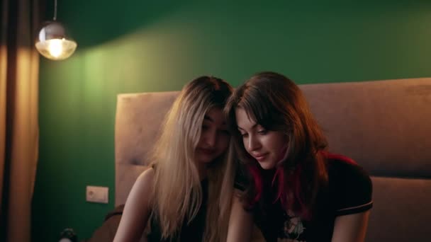 Två Unga Systrar Chillar Tillsammans Kvällen Sittandes Med Sina Huvuden — Stockvideo