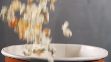 Karton bir küvete taze pişmiş patlamış mısır döküyorum.