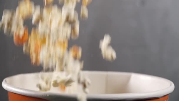 Nalévání čerstvě uvařeného popcornu do lepenkové vany — Stock video