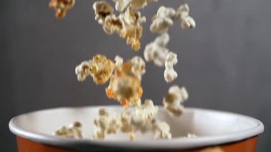Küvete düşen patlamış mısırın hareket bulanıklığı