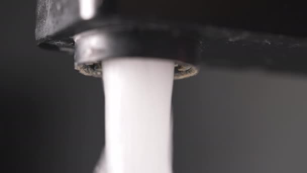 Высокое давление струи воды, выливающейся из крана или крана — стоковое видео