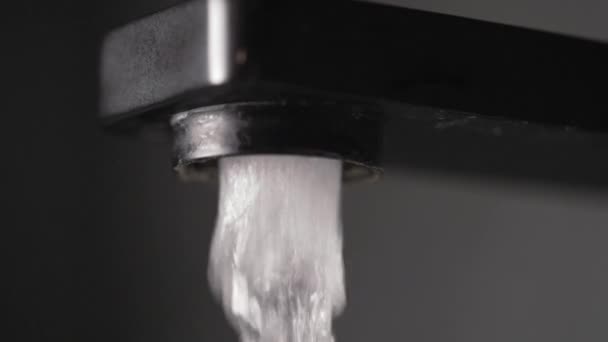 Свіжа вода стискається з сопла крана або крана — стокове відео