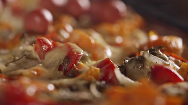 Delicioso quiche cursi con verduras variadas y salchichas — Vídeos de Stock