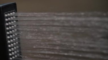 Birden fazla başlığı olan bir duş başlığı görünümünün altında