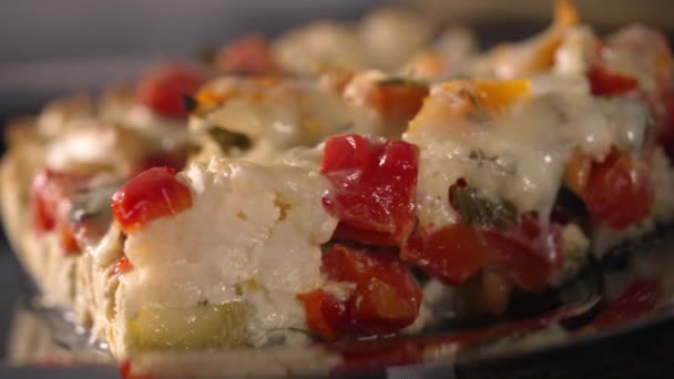 Skiva av läckra salta quiche med röd paprika och ost — Stockvideo