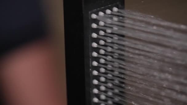 Jets finos de agua que brotan de un cabezal de ducha — Vídeos de Stock