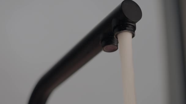 Быстрая струя воды высокого давления из крана — стоковое видео