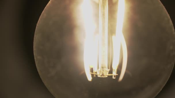 Zavřít svítící prvek žárovky v lampě — Stock video