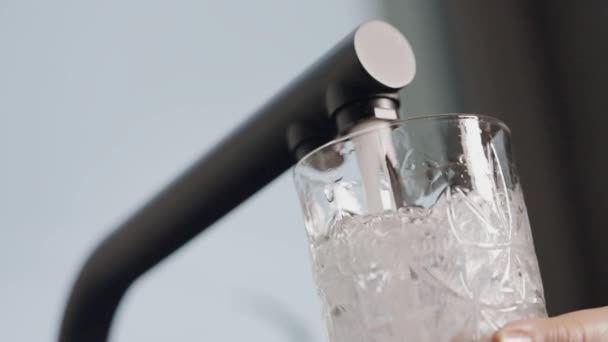 Πρόσωπο που γεμίζει ένα μεγάλο ψηλό ποτήρι με φρέσκο νερό βρύσης — Αρχείο Βίντεο