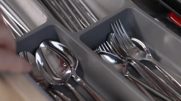 Close-up em talheres em compartimentos limpos em uma gaveta — Vídeo de Stock
