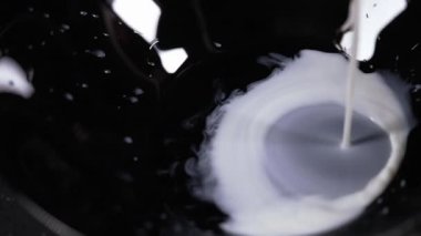 Fırın konseptinde bir havuza taze süt dökülüyor.