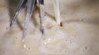 Yumurta çırpıcı ya da çırpıcı fırçalama sırasında yumurta karışımı.