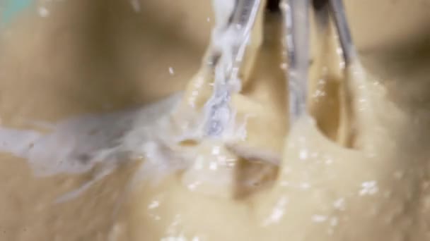 Roestvrijstalen mixer of eierklopper in een bakmengsel — Stockvideo