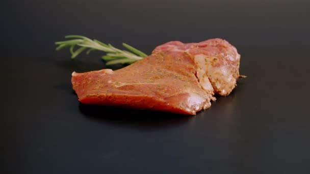 Tempero uma porção de carne crua com pimenta caindo — Vídeo de Stock