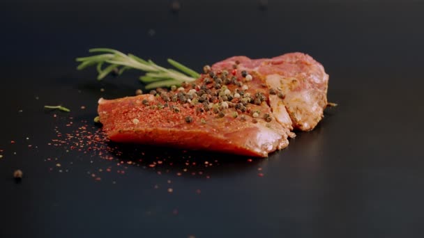 Suculenta porção de carne crua com temperos variados — Vídeo de Stock