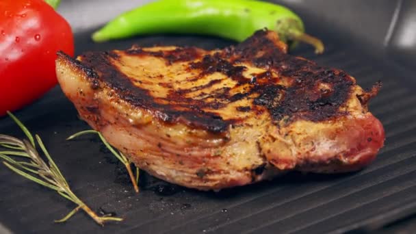 Porción de carne asada o asada carbonizada con pimientos dulces — Vídeos de Stock