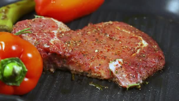 Portion rohes Fleisch auf einem Grill mit frischem Gemüse — Stockvideo