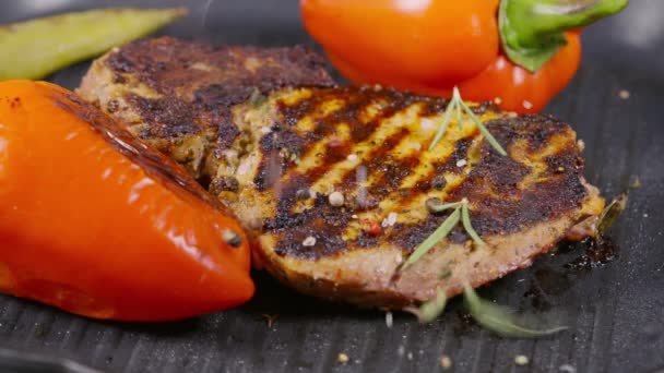 Carne grelhada temperada servida com pimentas vermelhas frescas — Vídeo de Stock