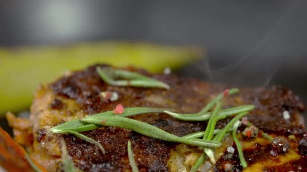 Verse aromatische rozemarijnbladeren op gestoomd gegrild of gebraden vlees — Stockvideo