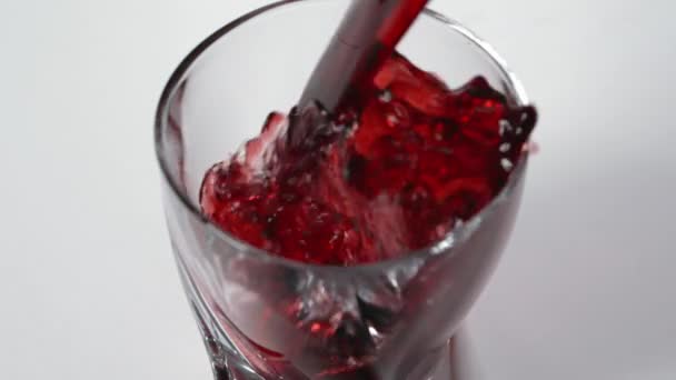 Наливание красного вина в бокал с видом сверху — стоковое видео