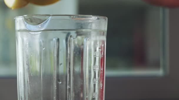 Sluiten op een lege elektrische liquidizer of blender — Stockvideo