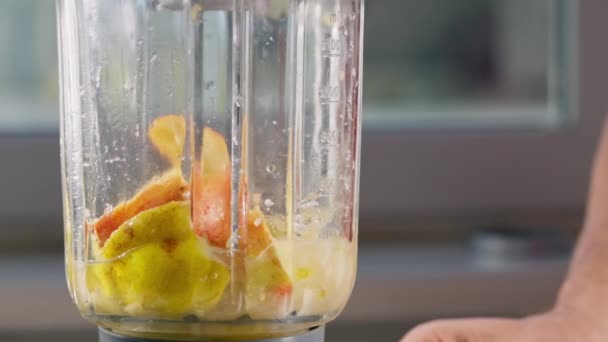 Obst und Gemüse werden in einem Liquidierer gemischt — Stockvideo