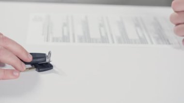 Alıcı yeni bir araba almak için sözleşme imzalıyor.