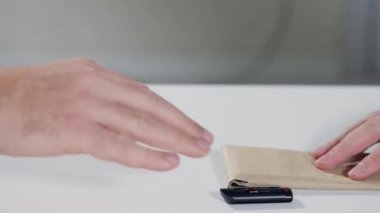 İki adam anlaşma yapıyor ya da rüşvet veriyor.