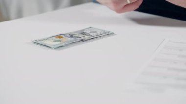 Depozito ya da anlaşma için nakit ödeme yapan adam