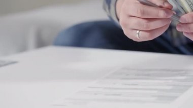 Evrakları imzaladıktan sonra adam sözleşmeye ödeme yapıyor.