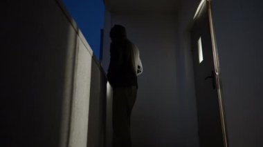 Kapüşonlu sinsi adam gecenin bir yarısı apartmanın kapısında dikiliyor.