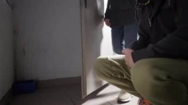 Bir adama rüşvet olarak el altından ödeme yapılıyor.