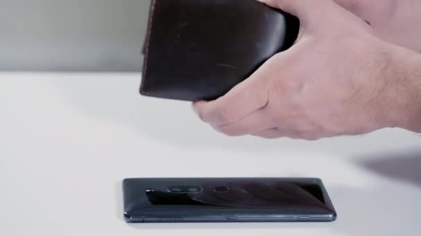 Человек считает деньги из своего бумажника для оплаты — стоковое видео