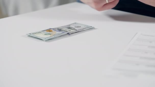Чоловік платить готівкою за депозит або договір — стокове відео
