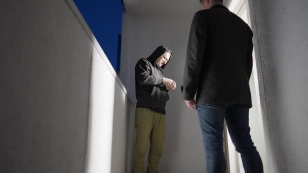 Deux hommes faisant un trafic de drogue ou une transaction criminelle — Video