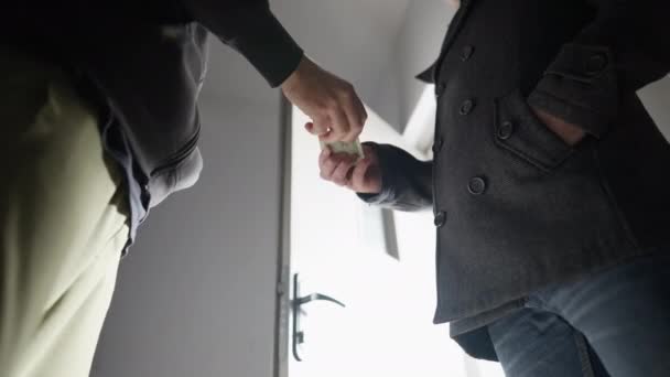 Para el değiştirirken rüşvet, uyuşturucu ve yolsuzluk kavramı — Stok video