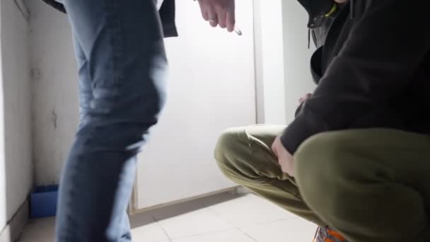 Crouching om cu glugă fiind plătit un backhander sau mită — Videoclip de stoc