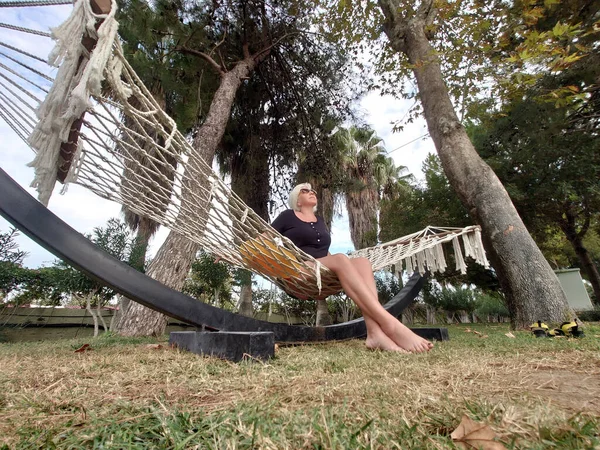 Çıplak Ayaklı Kaygısız Bir Kadın Hamakta Dinleniyor Yaz Güneşinin Tadını — Stok fotoğraf