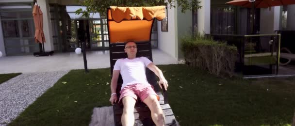 Hombre de mediana edad pasar tiempo de calidad relajándose en un sillón reclinable — Vídeos de Stock