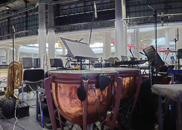 Copper Drums Band Orchestra Instruments Empty Chairs Arranged Ready Recital — Stockfoto