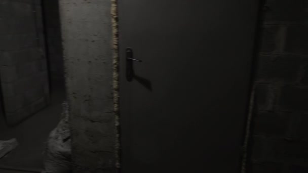 Blick Einen Keller Sicherer Ort Für Menschen Während Der Bombardierung — Stockvideo