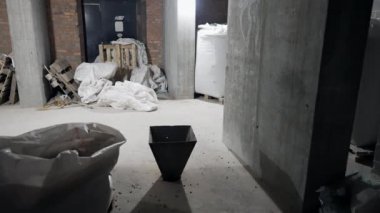 Bombadan saklanan insanlar için yatağı olan bir yer.