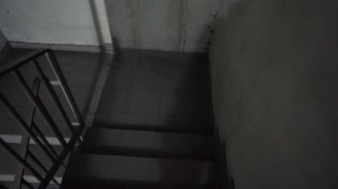 Rus bombardımanından sığınağa inin.